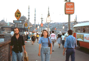 Le pont de Galata traverse la corne d'or
et relie la vieille ville  la nouvelle ville